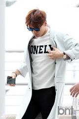 组图：韩星Rain飞中国拍电影 轻撩秀发帅气足