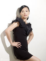 组图：张庭产后复出首拍写真 黑天鹅造型夺眼球