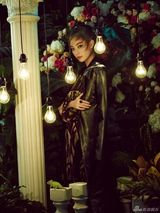 组图：倪妮花丛写真似油画优雅恬静