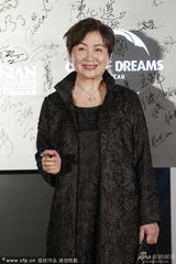 组图：鲍起静黑袍贵妇范 争影后获两绅士护体