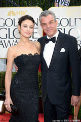 组图：金球奖红毯多情侣 恩爱携手秀亲密