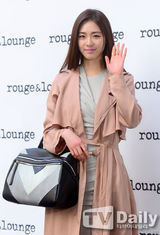 组图：李妍熙SHINee亮相活动 泰民神似元斌