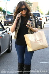 组图：科洛-卡黛珊皮草背心抢眼 紧身裤秀曲线