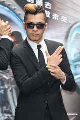 组图：大嘴巴化身MIB探员 爱纱放空被指外星人