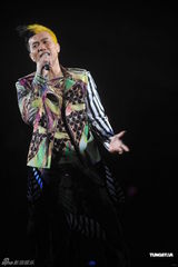 组图：梁汉文香港红馆开唱 圈中好友齐助阵