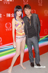 幻灯图集：陈敏之为戏扮妓女 热裤示人“挺”胸上阵