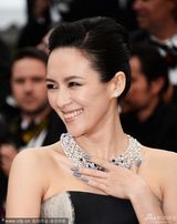 组图：章子怡灰墨裹胸裙走红毯妆容精致