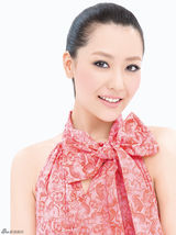 组图：白冰长裙写真曝光 三款风格展多变气质