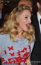 组图：《W.E》首映 麦当娜裙装娇嫩金发红唇美艳