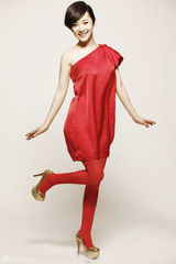 组图：陶飞霏一改朴素形象 圣诞红妆秀青春活力