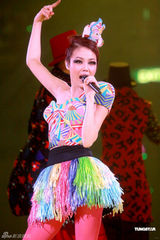 组图：容祖儿尾场演唱会性感热舞 动作狂野令人窒息 