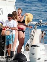 组图：乌玛-瑟曼挺浑圆大肚露天沐浴享受待产假期