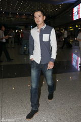 组图：快男阿穆隆出狱回京