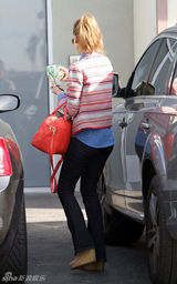 组图：杰西卡-阿尔芭素颜现身条纹外套搭牛仔裤