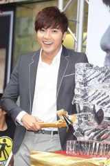 组图：贺军翔举办写真集《南法寄出》签售会