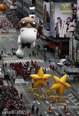 组图：熊猫阿宝史莱克等领衔纽约感恩节大游行