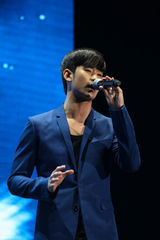 高清图：金秀贤上海萌翻粉丝 调皮索偶像签名