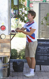 组图：施瓦辛格17岁爱子帕特里克帅气亮相街头