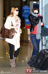 组图：韩众星结束美国公演回国 素颜轻装亮相机场