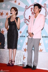 组图：天心黑色深V礼服性感出席记者会