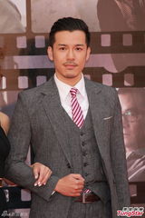 组图：方皓文金像奖红毯黑裙保守 不露事业线