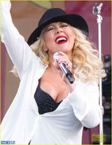 组图：克里斯蒂娜激情开唱 着钻石丝袜超亮眼