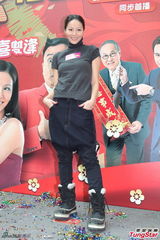 组图：滕丽名提前获赠生日礼物 薛家燕旅行过年