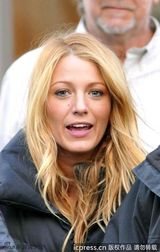 组图：布莱克-莱弗利拍《绯闻女孩》穿羽绒服御寒