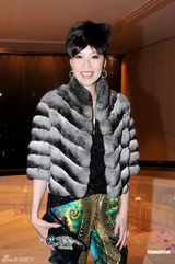 组图：诸葛梓岐性感红裙亮相慈善夜 爱心大使秀身材