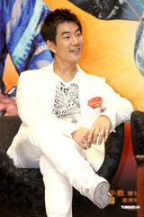 幻灯图：张静初深V裙展妩媚 黄晓明露无厘头坏笑 