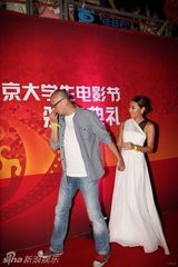 组图：张雨绮陈柏霖等群星现身北京大影节红毯