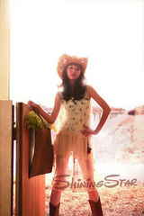 组图：唐嫣性感造型登杂志封面 透明纱裙秀美腿