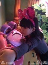 组图：王诗龄Kimi游迪士尼 网友大呼青梅竹马