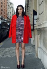 组图：刘云(刘芸)早春干练街拍 修长美腿笑容迷人