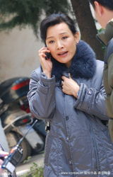 幻灯：陈冲片场打电话秀美戒 与外籍男友恩爱耳语