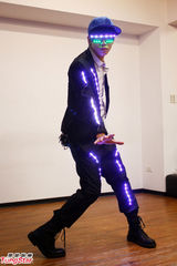 组图：蔡旻佑勤练六块肌 色诱天心同台飙歌