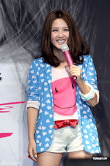 组图：何洁蛰伏三年发片回归乐坛 睡衣出场成焦点