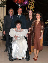 组图：盘点伊丽莎白-泰勒与儿女温馨合影