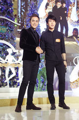 组图：明道吴尊交杯酒跨年 对女粉丝爱的抱抱