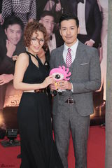 组图：金像奖红毯星光灿烂 众星持小新齐卖萌