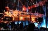组图：YOSHIKI美国音乐会钢琴演奏色彩绚丽