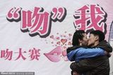 组图：情人节接吻大赛 女选手骑男友忘我舌吻
