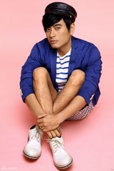 组图：陈龙“粉”照曝光庆生 婚后神清气爽