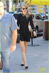 组图：斯威夫特超短连衣裙扮少女 红唇艳丽