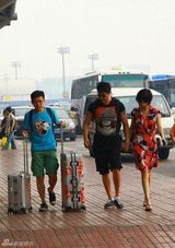 组图：陆毅鲍蕾深夜回沪提前庆祝结婚纪念日