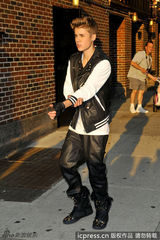 组图：贾斯汀亮相曼哈顿欣然与粉丝们合影
