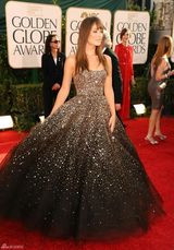 高清图：奥利维亚-王尔德渐变礼服繁星满天