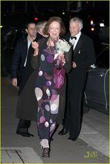 高清图：妮可深蓝套装赴家宴 妹妹和母亲均盛装打扮