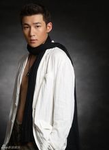 组图：白微秋装时尚写真彰显阳光特质