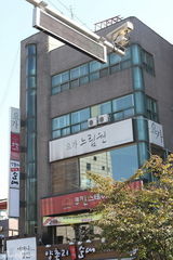 组图：新浪娱乐探访韩国 首尔新屋村女人街